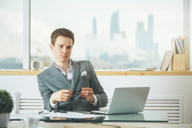 Nadenkende Zakenman Using Laptop stock fotografie