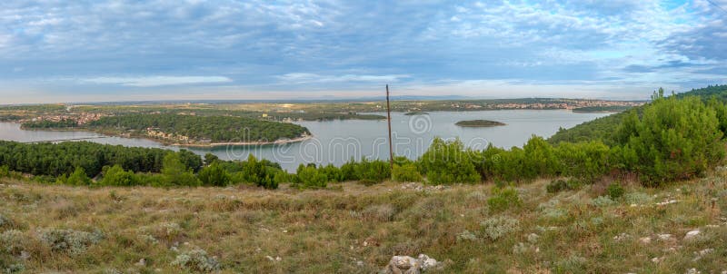 Nadmorska panorama zatoki medulin z małymi wsiami i wyspami