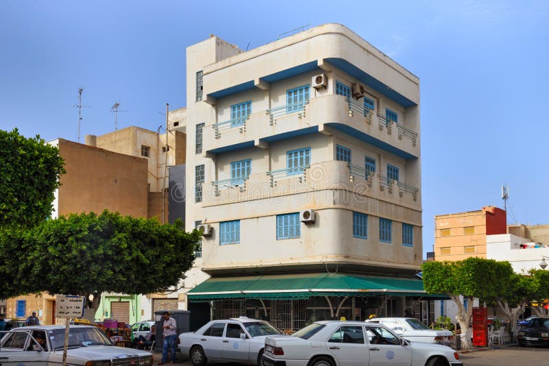 NADOR, MARRUECOS - 22 DE MAYO DE 2017: Edificio antiguo de estilo colonial en el centro de Nador Es una ciudad costera y capital foto de archivo libre de regalías NADOR, MARRUECOS - 22 DE MAYO DE 2017: Edificio antiguo de estilo colonial en el centro de Nador Es una ciudad costera y capital foto de archivo libre de regalías