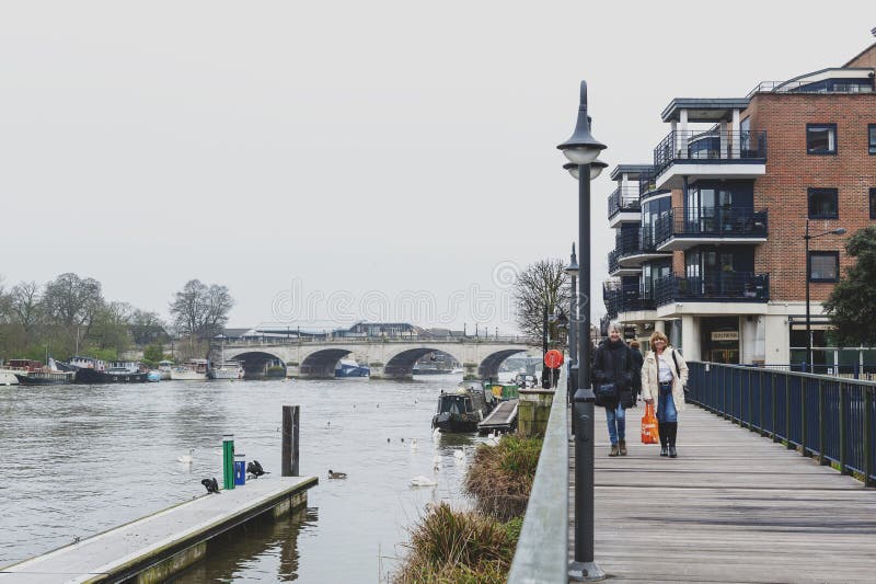Nadrzeczny spaceru deptak Rzecznym Thames w Kingston, Anglia obrazy royalty free Nadrzeczny spaceru deptak Rzecznym Thames w Kingston, Anglia obrazy royalty free
