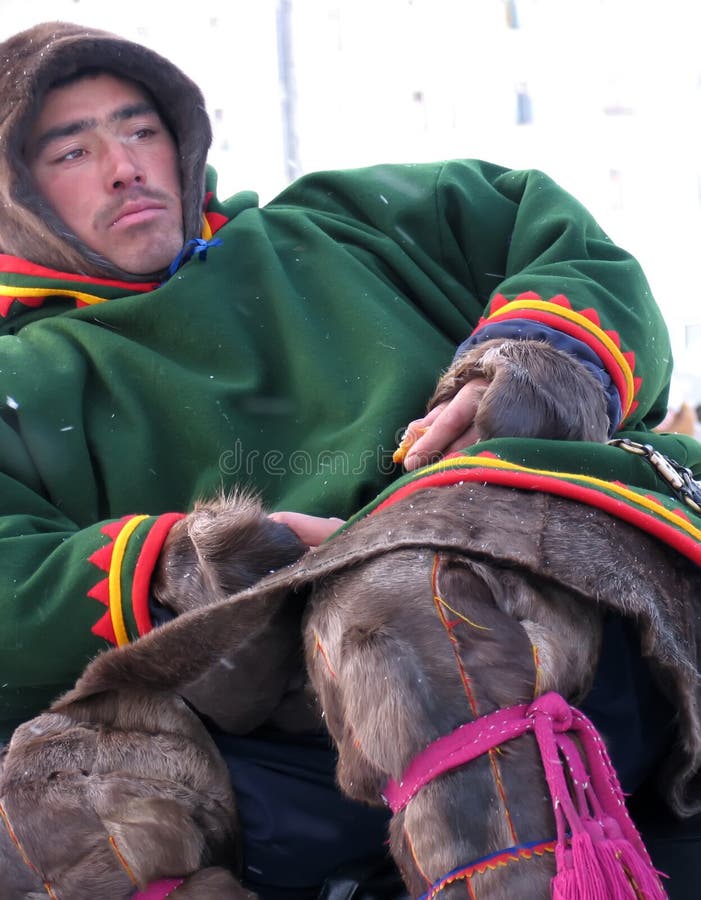 Nadym, Russland - 11. März 2005: Unbekannte Mann Nenets-Nahaufnahme, sitzt lizenzfreies stockbild Nadym, Russland - 11. März 2005: Unbekannte Mann Nenets-Nahaufnahme, sitzt lizenzfreies stockbild