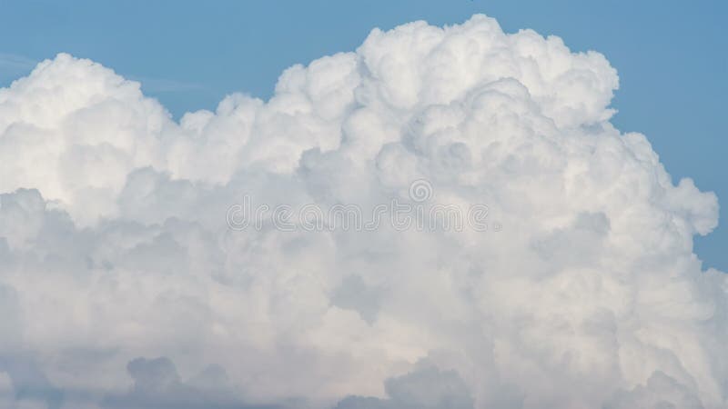 Nadzwyczajne cumulus chmury kłębią się w lata nieba czasu upływie