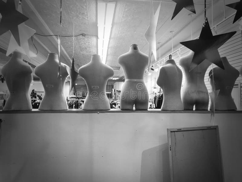 Nadzy Mannequins w witryny sklepowej okno obraz stock Nadzy Mannequins w witryny sklepowej okno obraz stock