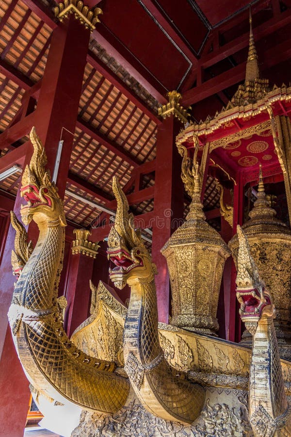Naga na barca cerimonial dentro o salão fúnebre de Wat Xieng Thong fotos de stock Naga na barca cerimonial dentro o salão fúnebre de Wat Xieng Thong fotos de stock