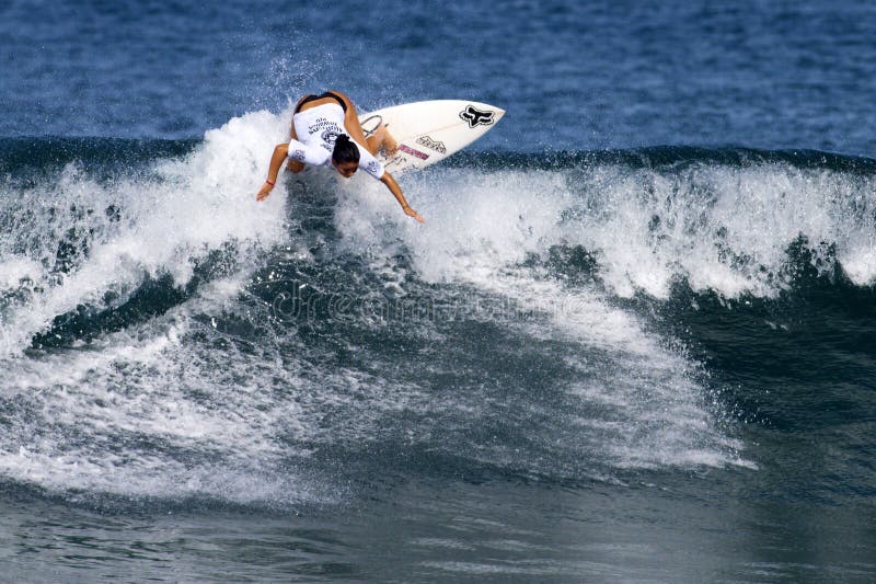 Nage Melamed die in Hawaiiaan van Vrouwen surft Pro stock afbeelding Nage Melamed die in Hawaiiaan van Vrouwen surft Pro stock afbeelding