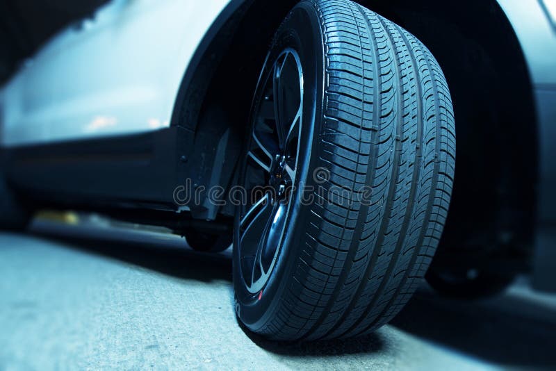 Nagelneuer Autoreifen lizenzfreie stockfotos