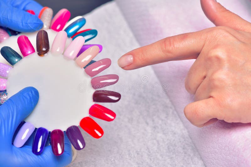 Nagelverzorging en Manicure Close-up van Mooie Vrouwelijke Handen Applyi royalty-vrije stock afbeeldingen Nagelverzorging en Manicure Close-up van Mooie Vrouwelijke Handen Applyi royalty-vrije stock afbeeldingen