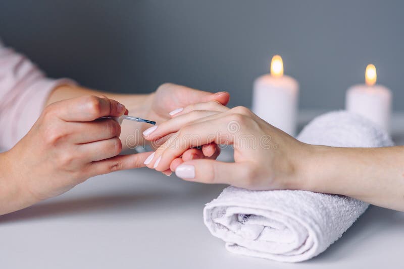 Nagelverzorging en Manicure De spijkers van de close-up gezonde natuurlijke vrouw in schoonheidssalon De spijkers van de de verve stock afbeeldingen Nagelverzorging en Manicure De spijkers van de close-up gezonde natuurlijke vrouw in schoonheidssalon De spijkers van de de verve stock afbeeldingen