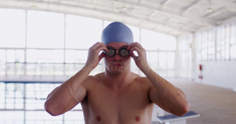 Un homme nageant dans une piscine portant un bonnet de bain photo