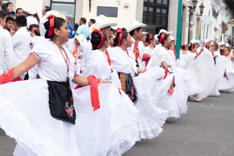 Nagraj La Bamba 2019 Xalapa, Veracruz, Meksyk. XALAPA, VERACRUZ, MEKSYK-LISTOPAD 24, 2019: Młodzi tancerze ubrani w tradycyjne ubrania w trakcie nagrania La Bamba 2019 w Xalapa, Veracruz, Meksyk