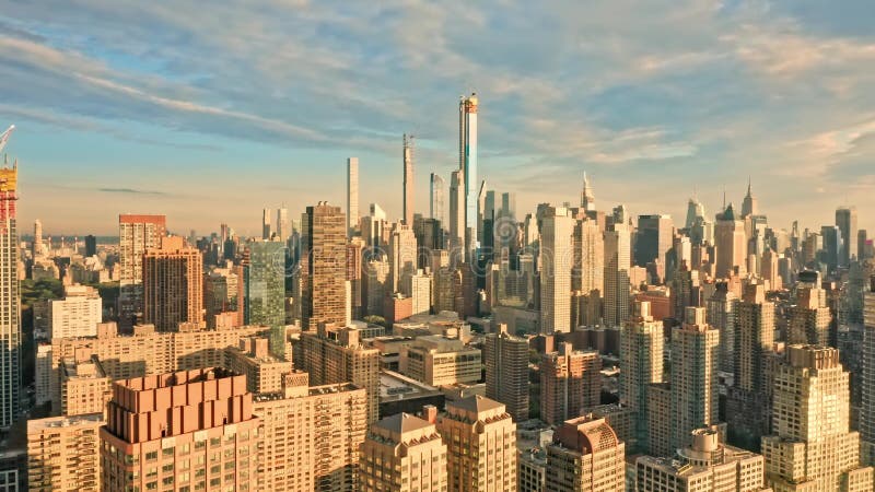 Nagranie lotnicze linii skyline w Nowym Jorku