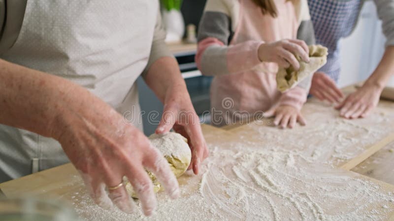 Nagranie wideo z kamer dla kobiet posypujących mąkę i ugniatających ciasto.