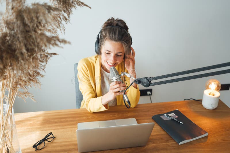 Nagrywająca podcast kobiety z domu i rozmawiająca na mikrofon obraz royalty free