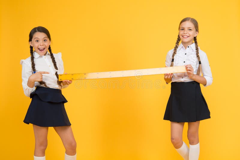Nah oder weit Messende Fähigkeiten Messdistanz Messausr? stung Kinderstudenten studieren Mathe Kursteilnehmer der? lteren Kategori stockfotos