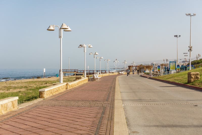 NAHARIYA ISRAEL-MARCH 21, 2018: Fot- zon på medelhavet i staden av Nahariya, Israel royaltyfria bilder NAHARIYA ISRAEL-MARCH 21, 2018: Fot- zon på medelhavet i staden av Nahariya, Israel royaltyfria bilder