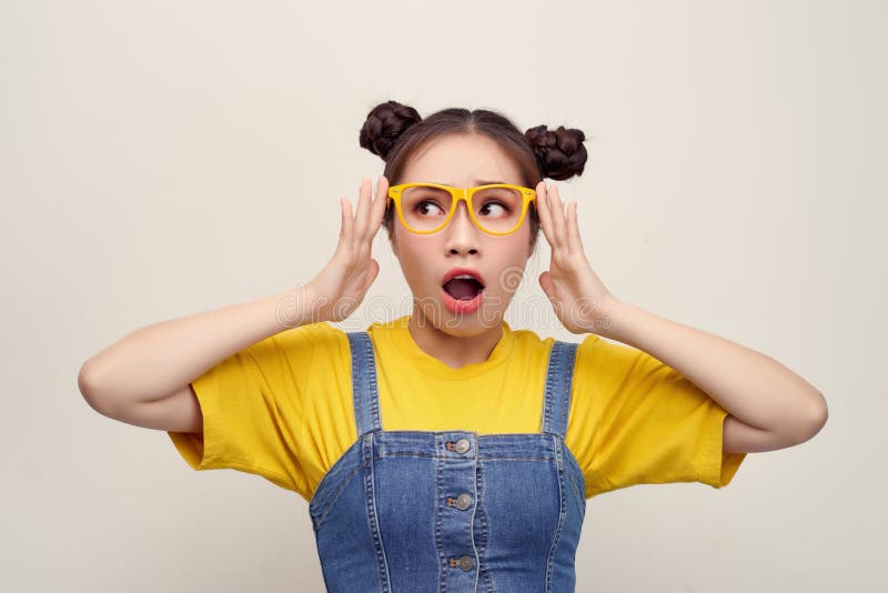 NahaufFoto wunderschön, sie ihre Dame zwei Gewehre passen ihre Brille an und haben erstaunliche Emotionen lizenzfreie stockbilder NahaufFoto wunderschön, sie ihre Dame zwei Gewehre passen ihre Brille an und haben erstaunliche Emotionen lizenzfreie stockbilder