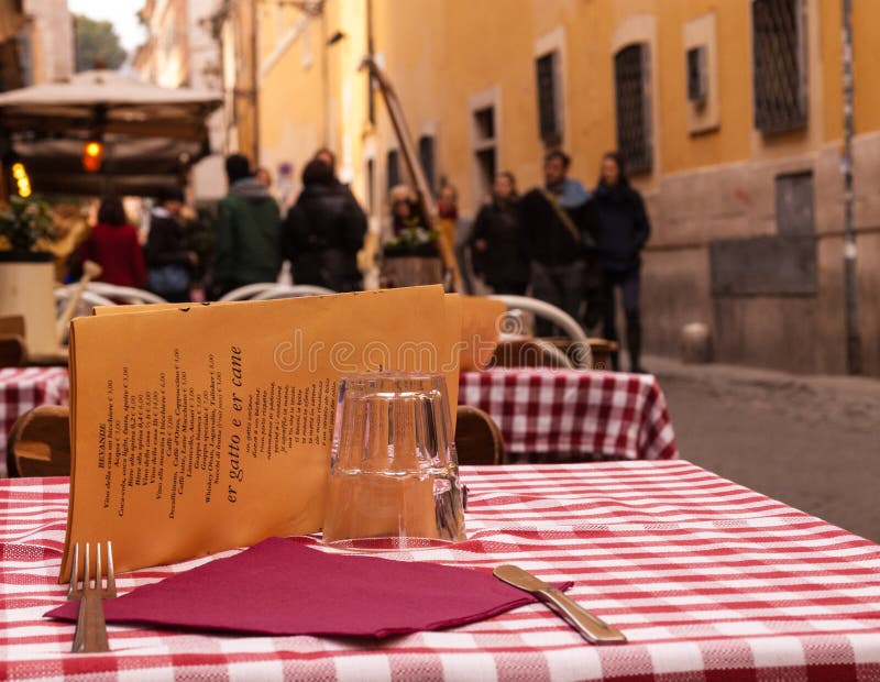 Nahaufnahme auf einer Tabelle eines italienischen Restaurants im Freien stockfotografie Nahaufnahme auf einer Tabelle eines italienischen Restaurants im Freien stockfotografie