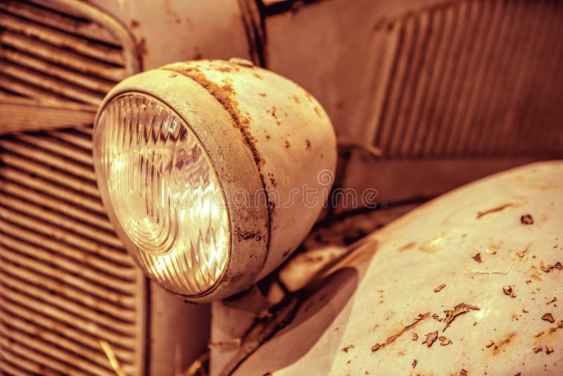 Nahaufnahme auf Scheinwerfern oder Scheinwerferlampe des Retro- Autos lizenzfreie stockbilder