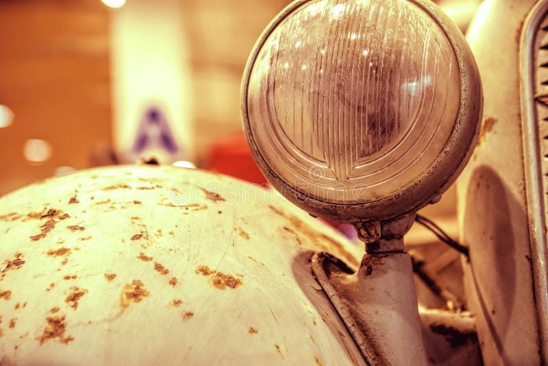 Nahaufnahme auf Scheinwerfern oder Scheinwerferlampe des Retro- Autos lizenzfreie stockfotos