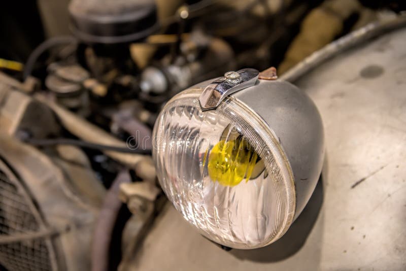Nahaufnahme auf Scheinwerfern oder Scheinwerferlampe des Retro- Autos stockfotos