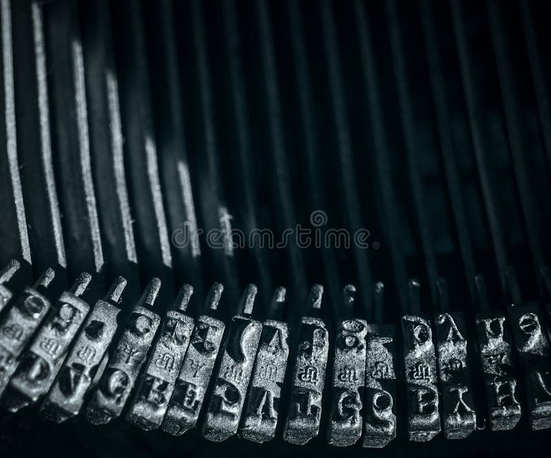 Nahaufnahme auf Typenhämmer mit römischem Alphabet stockfotografie Nahaufnahme auf Typenhämmer mit römischem Alphabet stockfotografie