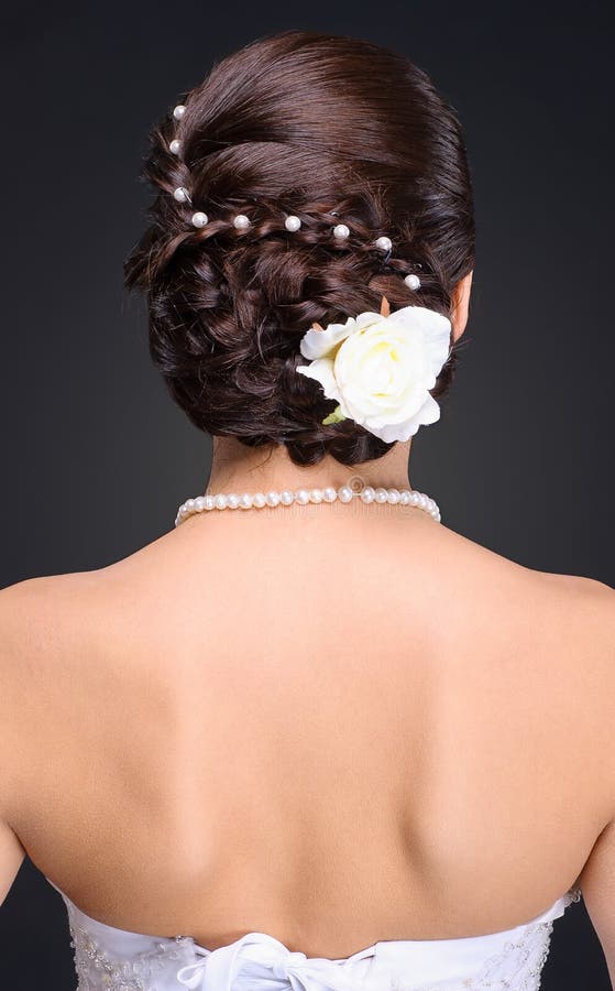 Nahaufnahme der Brunettebrautfrisur im Studio stockfoto Nahaufnahme der Brunettebrautfrisur im Studio stockfoto