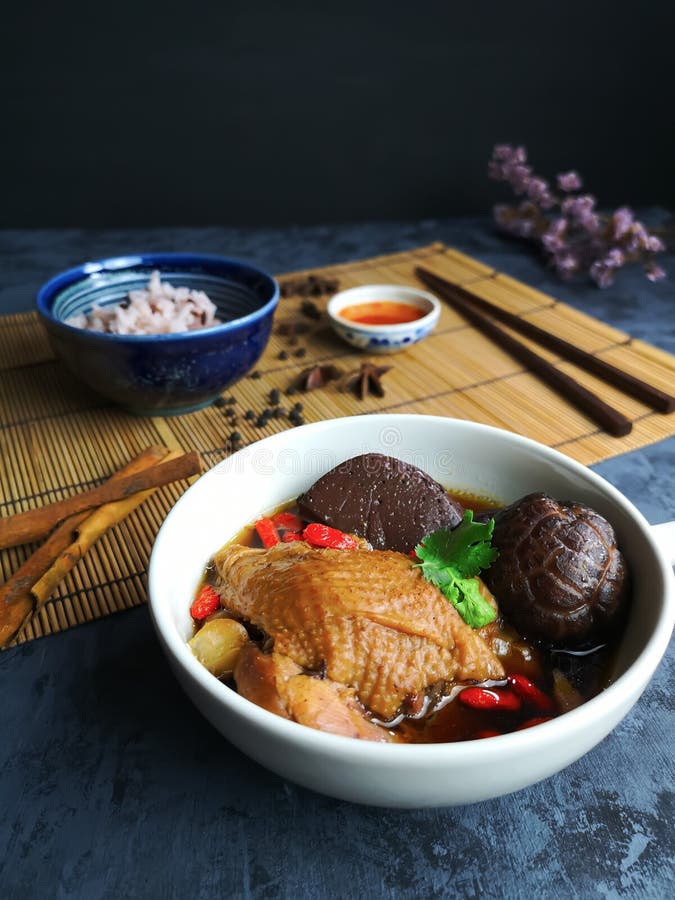 Nahaufnahme der chinesischen H?hnersuppe in einer wei?en Schale lizenzfreie stockfotografie Nahaufnahme der chinesischen H?hnersuppe in einer wei?en Schale lizenzfreie stockfotografie