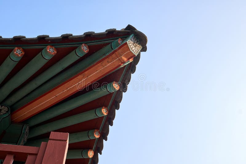 Nahaufnahme der Ecke des traditionellen koreanischen kiwa verziert mit Vielzahl von Farben mit einem leeren Himmel im Hintergrund stockfotografie Nahaufnahme der Ecke des traditionellen koreanischen kiwa verziert mit Vielzahl von Farben mit einem leeren Himmel im Hintergrund stockfotografie