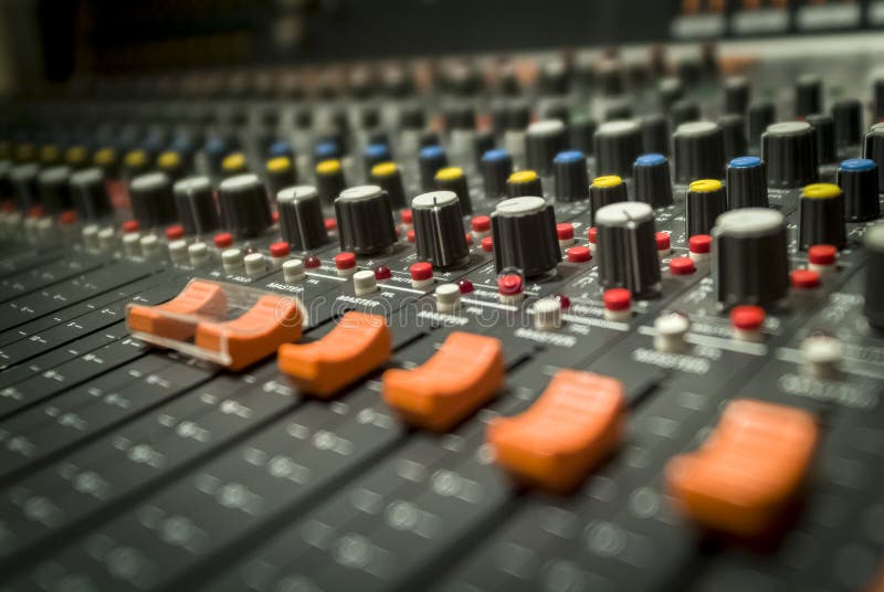 Nahaufnahme der Fader des Professional Multitracks Studio Mixers für Audio-Recording stockbild Nahaufnahme der Fader des Professional Multitracks Studio Mixers für Audio-Recording stockbild