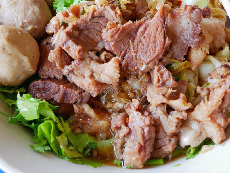 Nahaufnahme der frischen Nudelsuppe mit ged?mpftem Rindfleisch Guay Tiao k?stliche und gesunde Stra?ennahrung Nuea - in Thailand lizenzfreies stockbild Nahaufnahme der frischen Nudelsuppe mit ged?mpftem Rindfleisch Guay Tiao k?stliche und gesunde Stra?ennahrung Nuea - in Thailand lizenzfreies stockbild