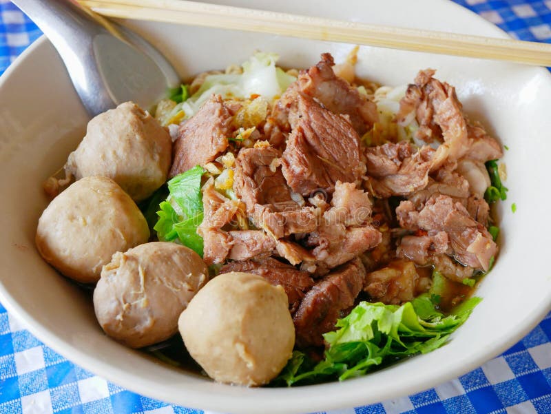 Nahaufnahme der frischen Nudelsuppe mit gedämpftem Rindfleisch Guay Tiao köstliche und gesunde Straßennahrung Nuea - in Thailand stockbilder Nahaufnahme der frischen Nudelsuppe mit gedämpftem Rindfleisch Guay Tiao köstliche und gesunde Straßennahrung Nuea - in Thailand stockbilder