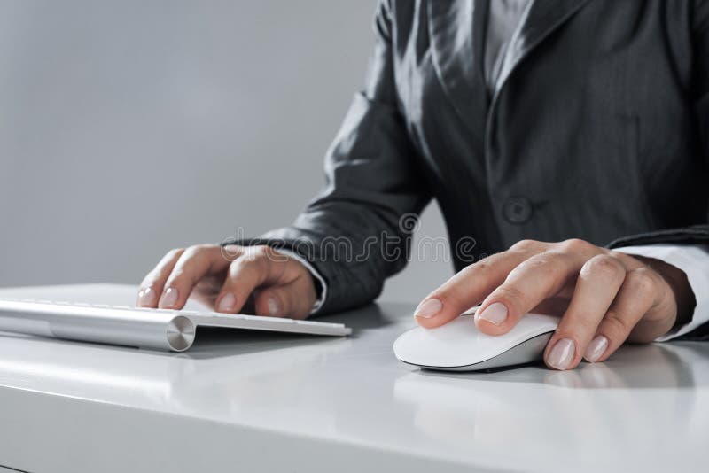 Nahaufnahme der Geschäftsfrauhand schreibend auf Tastatur mit Maus auf w stockfotos Nahaufnahme der Geschäftsfrauhand schreibend auf Tastatur mit Maus auf w stockfotos