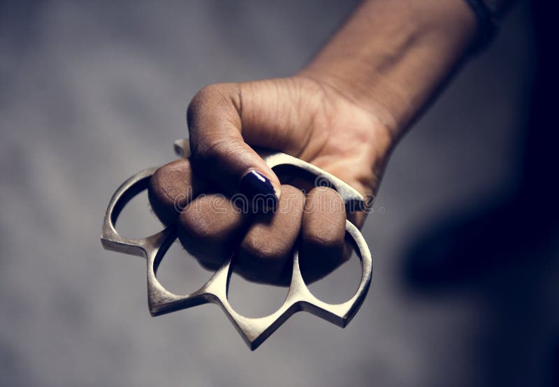 Nahaufnahme der Hand mit der Metalltatze lizenzfreie stockfotos Nahaufnahme der Hand mit der Metalltatze lizenzfreie stockfotos