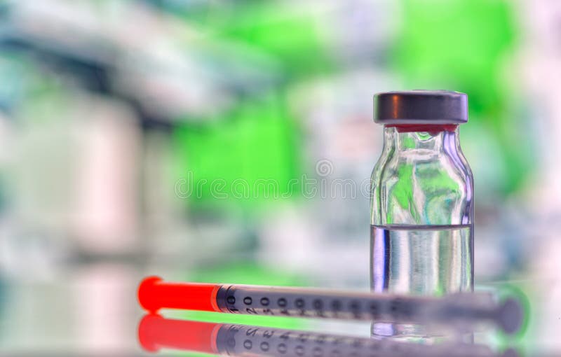Nahaufnahme der Medizinphiole oder -grippe, der Masernimpfflasche mit Spritze und der Nadel für Immunisierung auf medizinischem H stockbilder Nahaufnahme der Medizinphiole oder -grippe, der Masernimpfflasche mit Spritze und der Nadel für Immunisierung auf medizinischem H stockbilder
