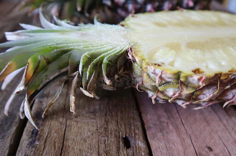 Nahaufnahme der offenen Ananas halb auf hölzernem Hintergrund stockbilder Nahaufnahme der offenen Ananas halb auf hölzernem Hintergrund stockbilder