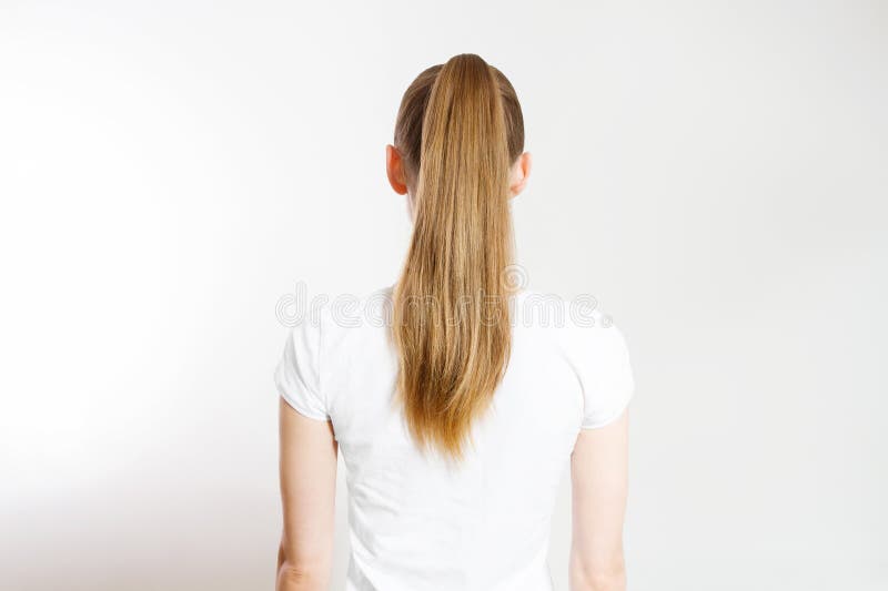 Nahaufnahme der Pferdeschwanz-Rückansicht isoliert auf weißem Hintergrund. Haar natürliche blonde gerade lange Frisur. einfach und lizenzfreie stockfotografie