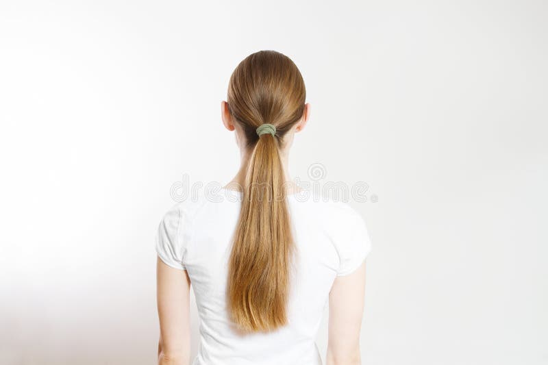 Nahaufnahme der Pferdeschwanz-Rückansicht isoliert auf weißem Hintergrund. Haar natürliche blonde gerade lange Frisur. einfach und stockfotografie