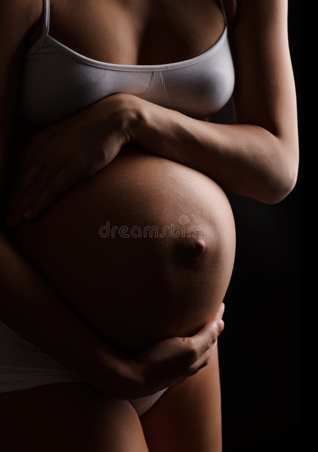 Nahaufnahme der schwangeren Frau ihren Bauch halten stockfoto Nahaufnahme der schwangeren Frau ihren Bauch halten stockfoto