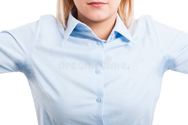 Nahaufnahme der weiblichen tragenden Hemdvertretung schwitzte Flecke lizenzfreies stockfoto Nahaufnahme der weiblichen tragenden Hemdvertretung schwitzte Flecke lizenzfreies stockfoto