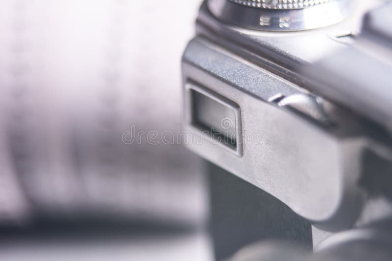 Nahaufnahme des alten Fotokamerasuchers und Foto filmen 35 Millimeter an stockbild Nahaufnahme des alten Fotokamerasuchers und Foto filmen 35 Millimeter an stockbild