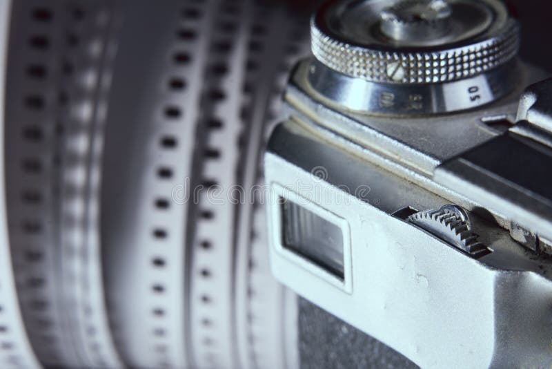 Nahaufnahme des alten Fotokamerasuchers und Foto filmen 35 Millimeter an lizenzfreie stockfotos Nahaufnahme des alten Fotokamerasuchers und Foto filmen 35 Millimeter an lizenzfreie stockfotos