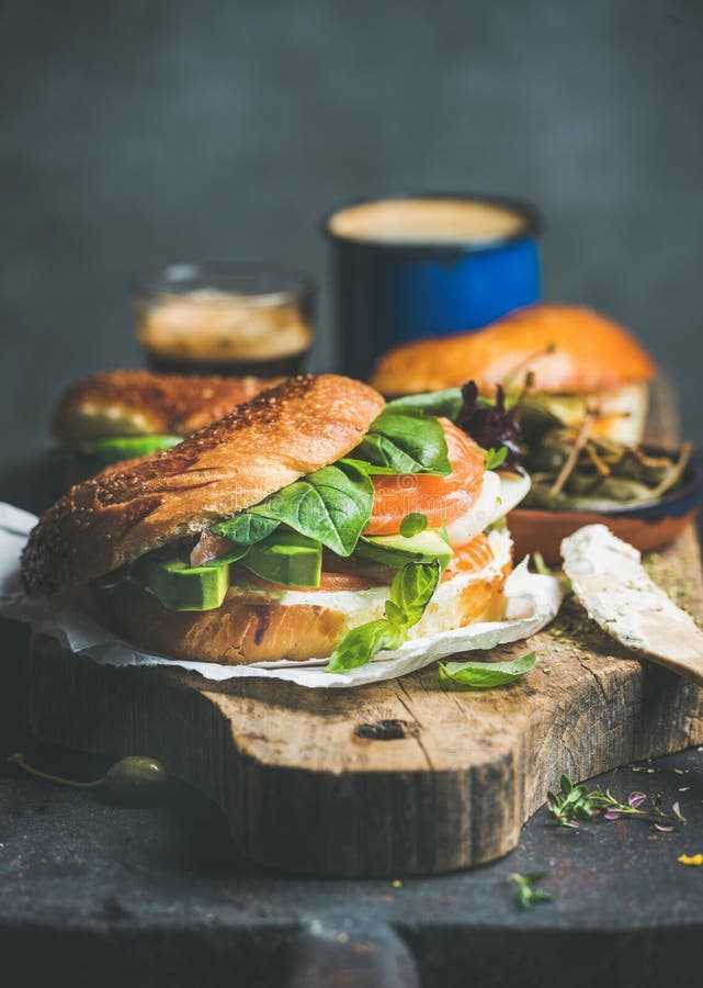 Nahaufnahme des Bagels mit Lachs-, Frischkäse und vebegables lizenzfreie stockfotos Nahaufnahme des Bagels mit Lachs-, Frischkäse und vebegables lizenzfreie stockfotos