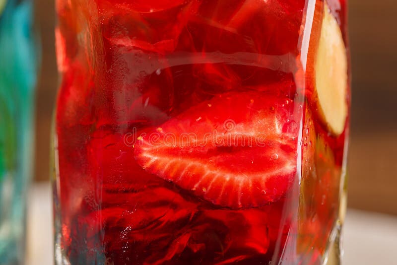 Nahaufnahme des frischen bunten Cocktails mit Erdbeere, Ingwer und Eis auf einem hölzernen Hintergrund Auffrischungssommergetränk stockfoto Nahaufnahme des frischen bunten Cocktails mit Erdbeere, Ingwer und Eis auf einem hölzernen Hintergrund Auffrischungssommergetränk stockfoto