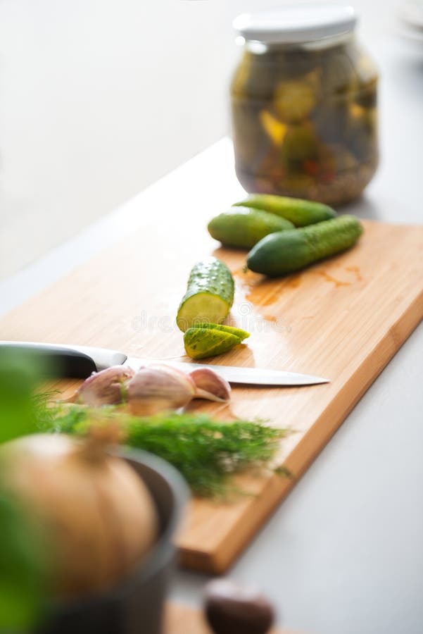 Nahaufnahme des frischen Gurken-, Dill-, Knoblauch-, Zwiebel- und In Essig einlegenglases stockfoto Nahaufnahme des frischen Gurken-, Dill-, Knoblauch-, Zwiebel- und In Essig einlegenglases stockfoto