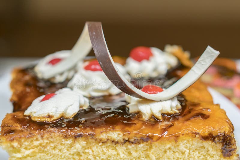 Nahaufnahme des geschmackvollen Kuchens mit Gelee, Schokoladensplittern und Früchten Nachtische im Restaurant Nachtisch - Kuchen stockbilder Nahaufnahme des geschmackvollen Kuchens mit Gelee, Schokoladensplittern und Früchten Nachtische im Restaurant Nachtisch - Kuchen stockbilder