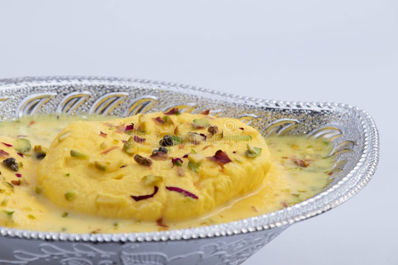 Nahaufnahme des indischen mithai aus bengal rasmalai auch bekannt als rossomalai rasamalei ras malai roshmolai aus Sauermilchpiste stockfoto
