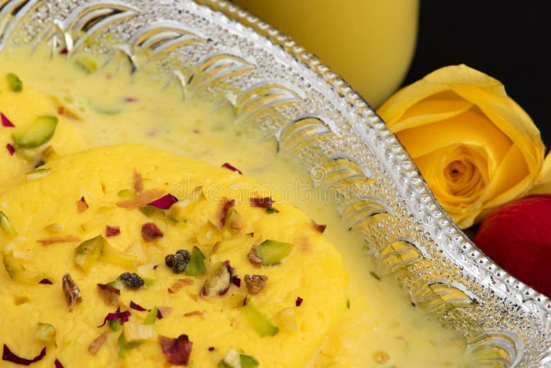 Nahaufnahme des indischen mithai aus bengal rasmalai auch bekannt als rossomalai roshmolai ras malai rasamalei aus Sauermilchpiste lizenzfreies stockfoto