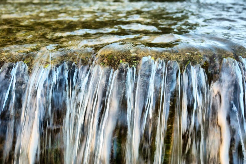 Nahaufnahme des kleinen Flusswasserfalls stockbild
