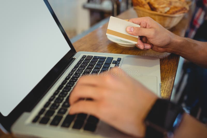Nahaufnahme des Kunden Geld online am Café an ausgebend lizenzfreie stockfotografie Nahaufnahme des Kunden Geld online am Café an ausgebend lizenzfreie stockfotografie