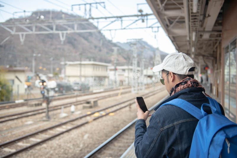 Nahaufnahme des Mannes liest Textnachricht lizenzfreies stockfoto Nahaufnahme des Mannes liest Textnachricht lizenzfreies stockfoto